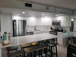 Rare Large Beachfront Penthouse Condo w600 sqft Rooftop Balcony & Beach Chairs - 3