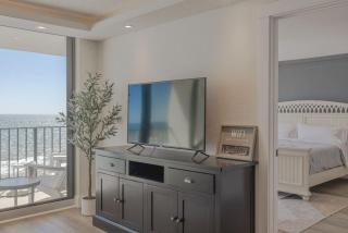 NEWLY RENOVATED Beachfront Edgewater Penthouse 3bd3ba FREE beach chairs - 6