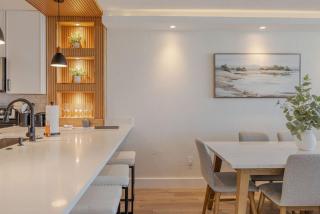 NEWLY RENOVATED Beachfront Edgewater Penthouse 3bd3ba FREE beach chairs - 2