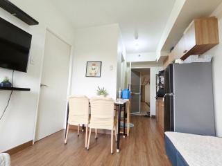 Rosshan's Crib 1BR with Parking near BGC and Ortigas - 1