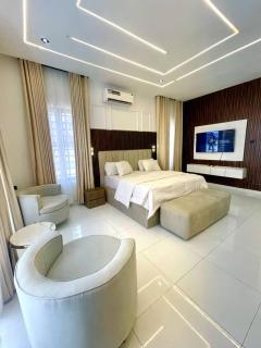 Okota Premium Apartment Fast WiFi 24hrs power supp - 2