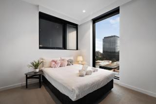 Sky One 3BR, 4 Min Walk to Box Hill Station - 3