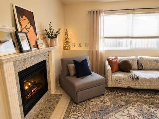 Central North Van 2BR Artistic Vibes with St Parking - 6