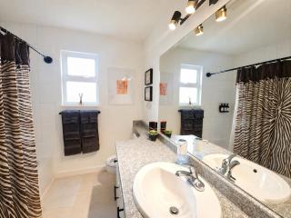 Central North Van 2BR Artistic Vibes with St Parking - 5