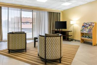 Quality Inn & Suites Charleston - Civic Center - 1