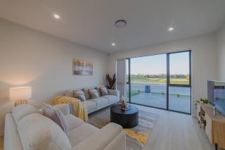 Modern 4BR Stay with Large Living Area in Hornby - 9