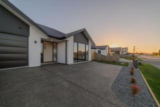 Modern 4BR Stay with Large Living Area in Hornby - 0