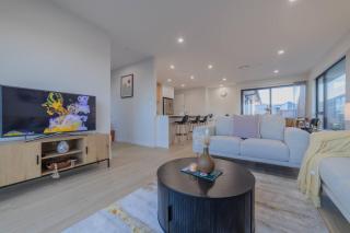 Modern 4BR Stay with Large Living Area in Hornby - 4