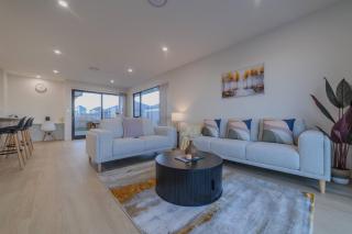 Modern 4BR Stay with Large Living Area in Hornby - 2