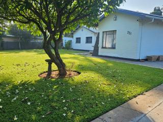 Entire Home for 6 Guests with Braai Area and Jacuzzi - Rustenburg - 9