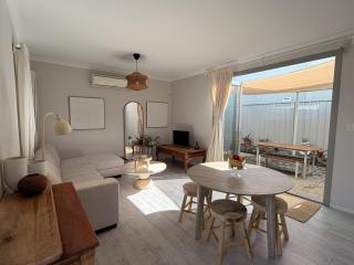 REST 4BR Boutique Stay CityView Balcony & Easy Access - 9