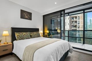 Modern Southbank Escape Walk to Crown, CBD Living Pool & Gym - 5