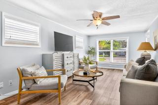 Home 3BR 2BA Saltwater Heated Pool 5min Airp - 0