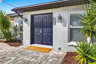 Home 3BR 2BA Saltwater Heated Pool 5min Airp - 2