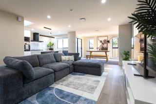 Spacious Family Home Near Airport w Kids Playroom - 9