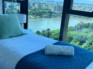 A Gallery in the Sky! Balcony, Pool and Parking at Skytower Level 33 BEST VIEWS in BRISBANE! - 7