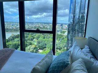 A Gallery in the Sky! Balcony, Pool and Parking at Skytower Level 33 BEST VIEWS in BRISBANE! - 3