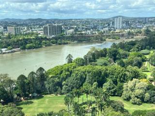 A Gallery in the Sky! Balcony, Pool and Parking at Skytower Level 33 BEST VIEWS in BRISBANE! - 0