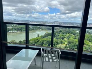 A Gallery in the Sky! Balcony, Pool and Parking at Skytower Level 33 BEST VIEWS in BRISBANE! - 1