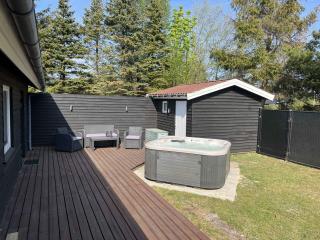 Newly Renovated Holiday Home With Outdoor Spa - 7