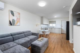 Stylish Beach Stay - Prime Location - 5