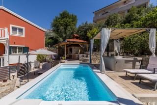 Family holiday house with private heated pool and jacuzzi - 9