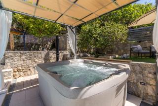 Family holiday house with private heated pool and jacuzzi - 8
