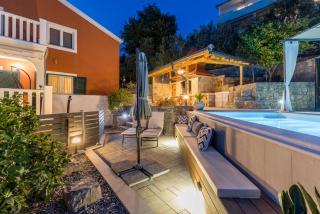 Family holiday house with private heated pool and jacuzzi - 4