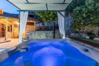 Family holiday house with private heated pool and jacuzzi - 1