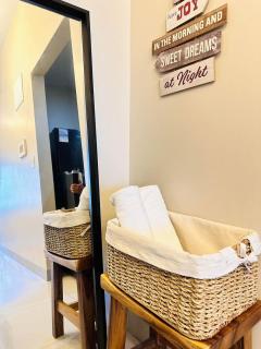 Chic Classy 1BR BGC Uptown Parksuites T2 w Balcony - 4