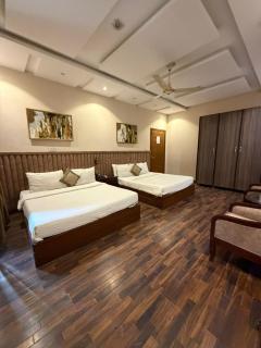 Shelton Hotel Gulberg - 2