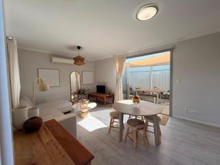 REST 4BR Boutique Stay CityView Balcony & Easy Access - 8
