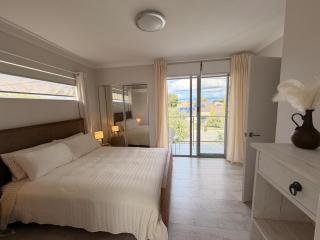 REST 4BR Boutique Stay CityView Balcony & Easy Access - 6