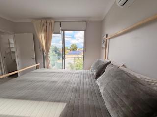 REST 4BR Boutique Stay CityView Balcony & Easy Access - 4
