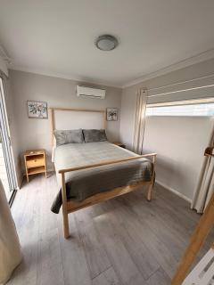 REST 4BR Boutique Stay CityView Balcony & Easy Access - 3