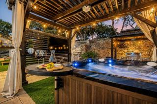 Lux Family Home Hot Tub Mini Golf Game Room & Views - 0
