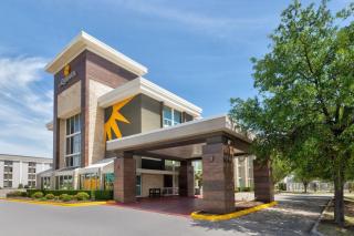La Quinta by Wyndham Dallas I-35 Walnut Hill Ln - 0