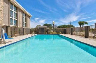 La Quinta by Wyndham Dallas I-35 Walnut Hill Ln - 2