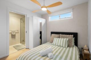 Mellow mountains, boutique beach house - 4
