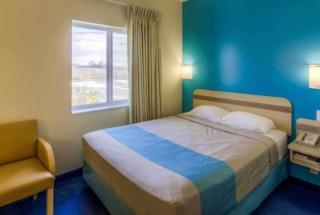Super 8 by Wyndham Estevan - 7