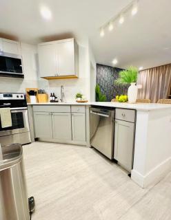 Casa Tropica Escape 2BR Near Beach & Airport - 1
