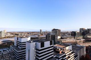 High Rise CBD Apartment with Amazing Views, 3 beds, Gym,SPA & Pool, Easy Transport - 3