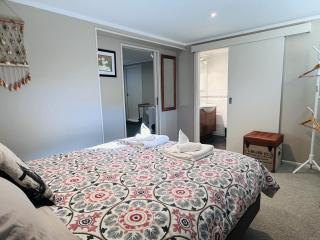 Large 1BR Suite and Private Lounge - 8