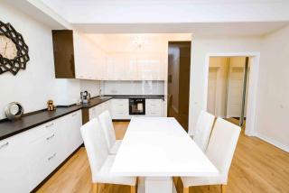 Park Lake Skyline 1BD flat - 8
