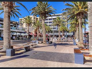 Glenelg Luxury Marina - King Suite & Balcony - 8