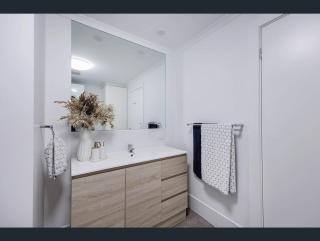 Glenelg Luxury Marina - King Suite & Balcony - 7