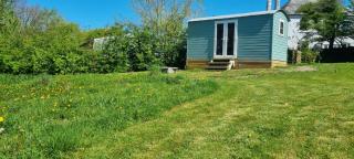 Delightful Shepherd's Hut set in peaceful meadow - 9
