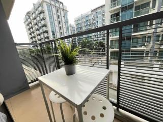 NAIA Stay 1BR One Palm Tree Villas Newport Balcony - 7