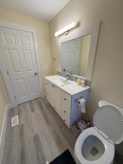 Vancouver Hub - 6 km to Downtown - Free Parking & Central - 4