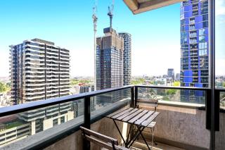 Cosy 2 Bedroom CBD Retreat with Pool, Sauna and Sky Lounge City Views - 9